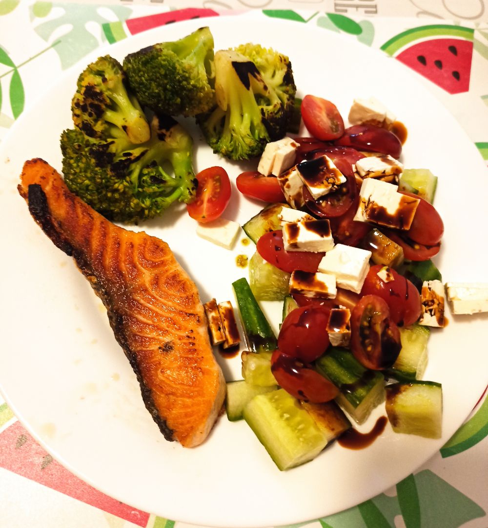 Salm贸n c/br贸coli y ensalada de pepino Salm贸n c/br贸coli y ensalada de pepino