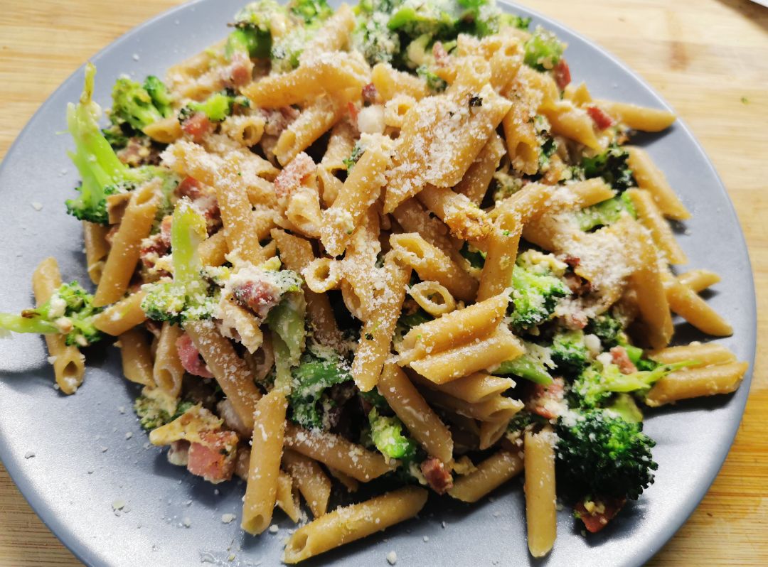 Macarrones integrales con brócoli y tacos de jamón Macarrones integrales con brócoli y tacos de jamón