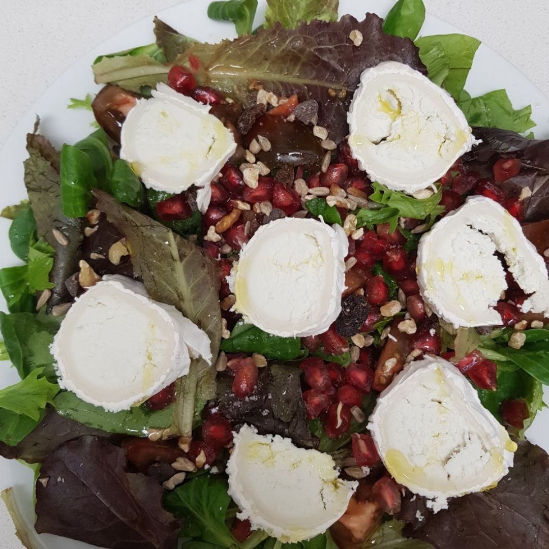 Ensalada de temporada con rulo de cabra Ensalada de temporada con rulo de cabra