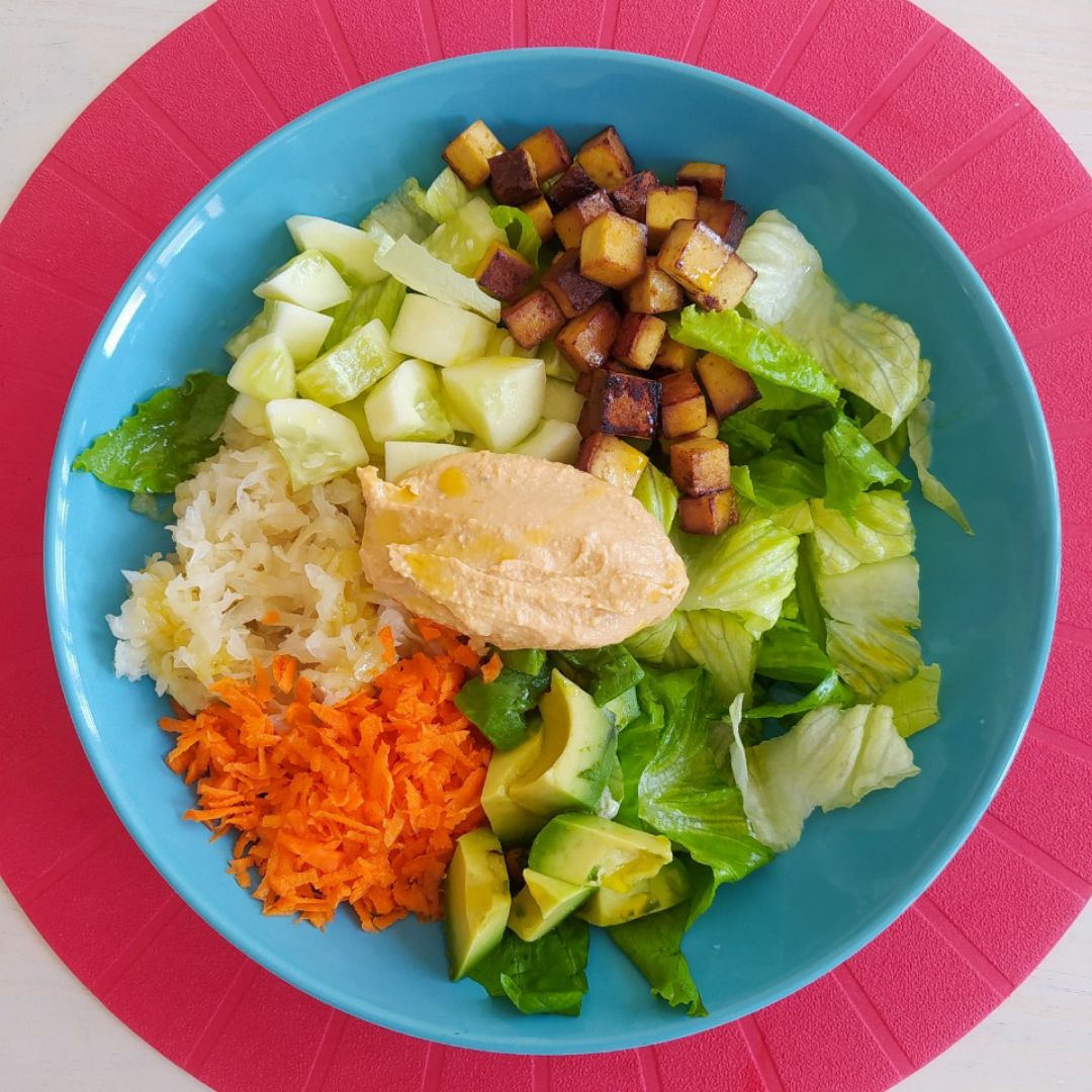 Ensalada con tempeh y hummus