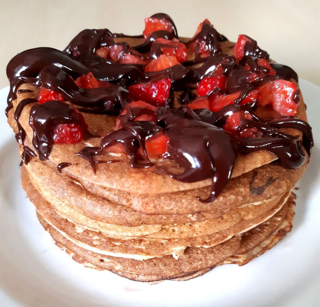 Tortitas de avena y plátano + chocolate 85% y fresas