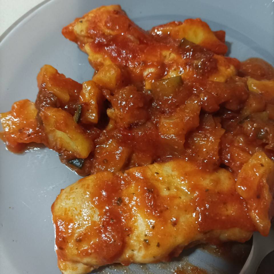 Lomo de pescada con pisto y patatas. Lomo de pescada con pisto y patatas.