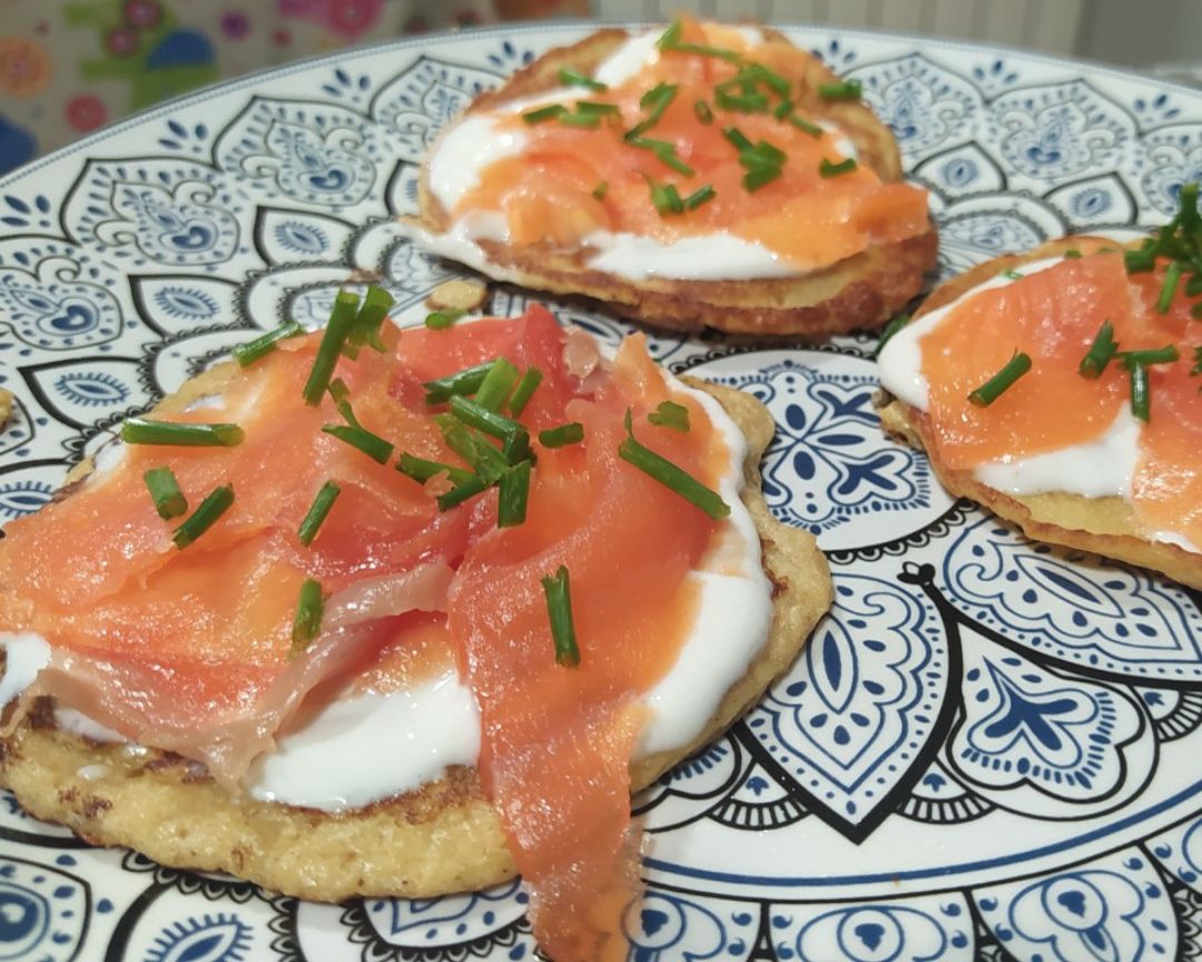 Blinis de avena con trucha ahumada y salsa agria saludable Blinis de avena con trucha ahumada y salsa agria saludable