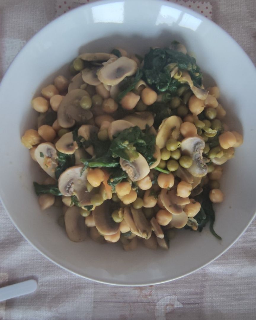 Garbanzos con champis, guisantes y espinacas