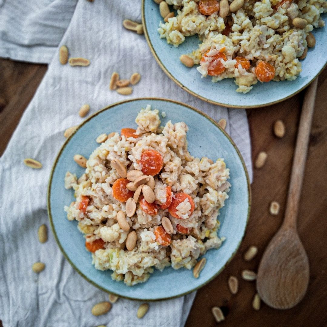 Arroz con crema de cacahuate, verduritas y pollo Arroz con crema de cacahuate, verduritas y pollo