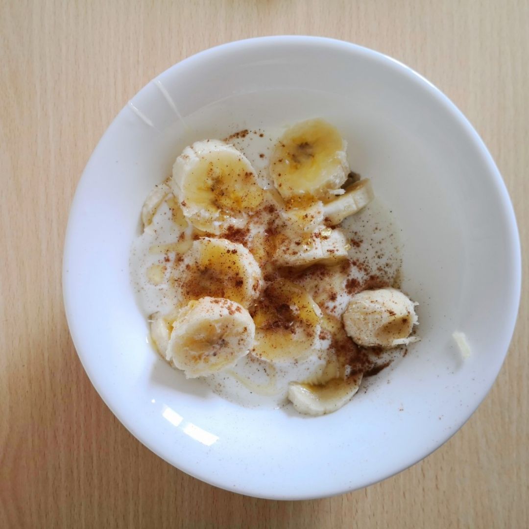 Plátano con yogurt natural