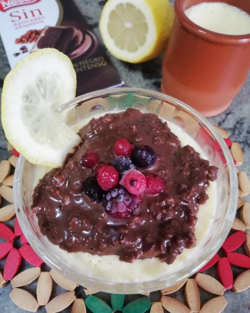 Mousse de limón con crujiente de nueces y chocolate Mousse de limón con crujiente de nueces y chocolate