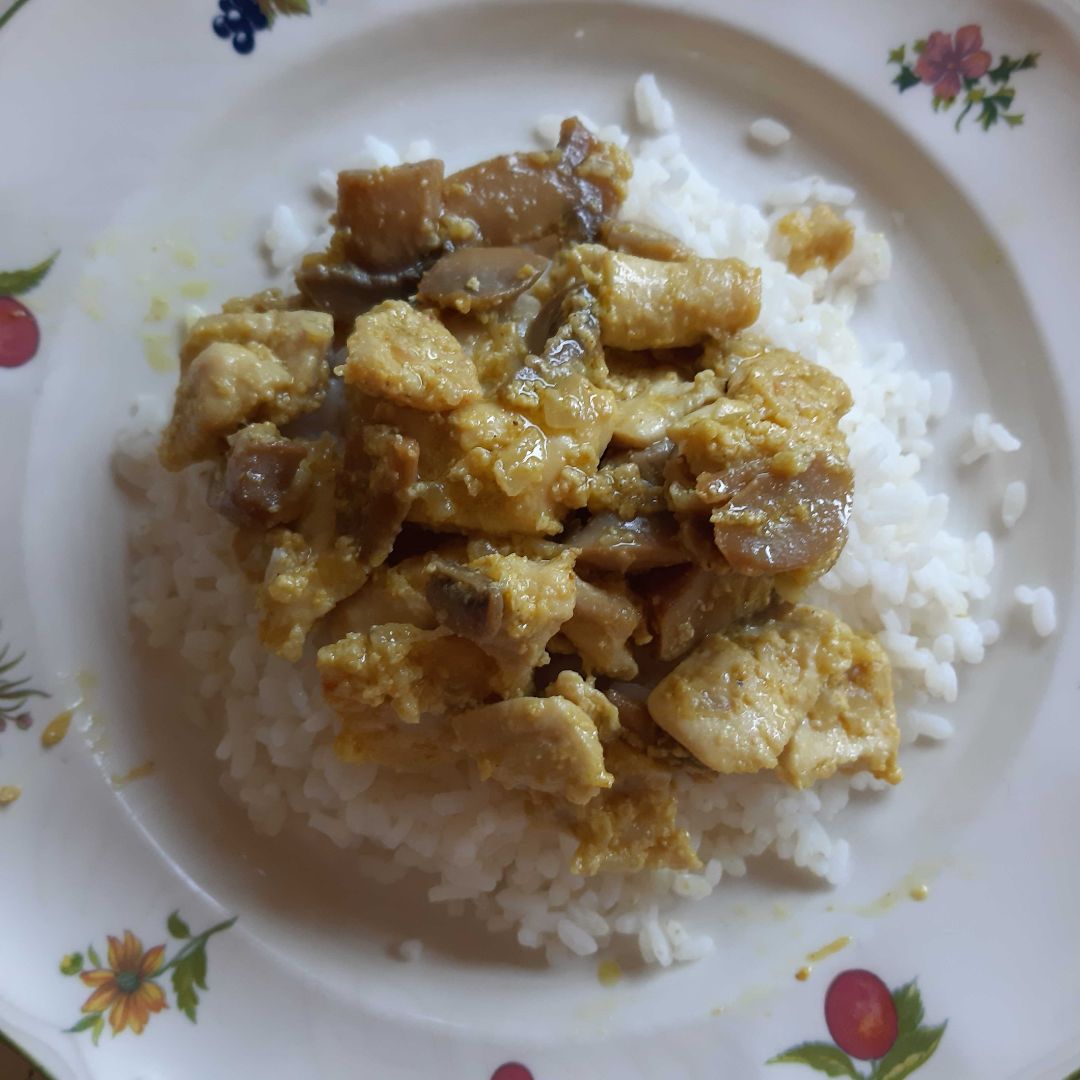 Pollo al curry con arroz