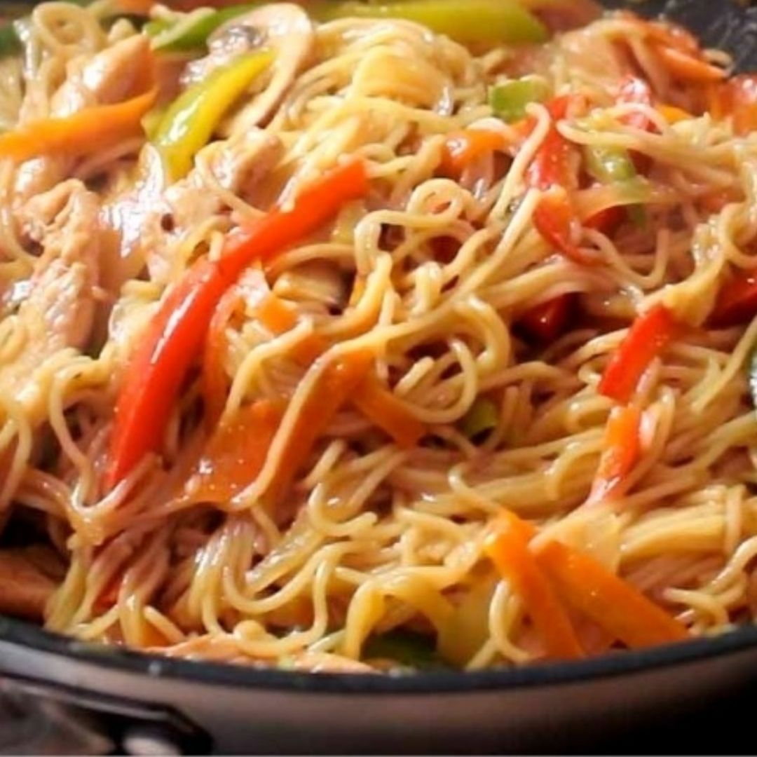 Noodles de arroz con pollo y verduras. Noodles de arroz con pollo y verduras.