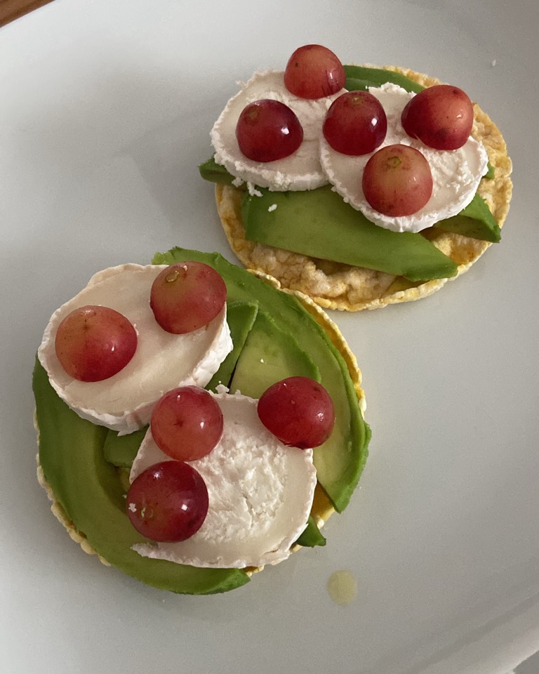 Tortitas de maíz con aguacate, queso y uvas Tortitas de maíz con aguacate, queso y uvas