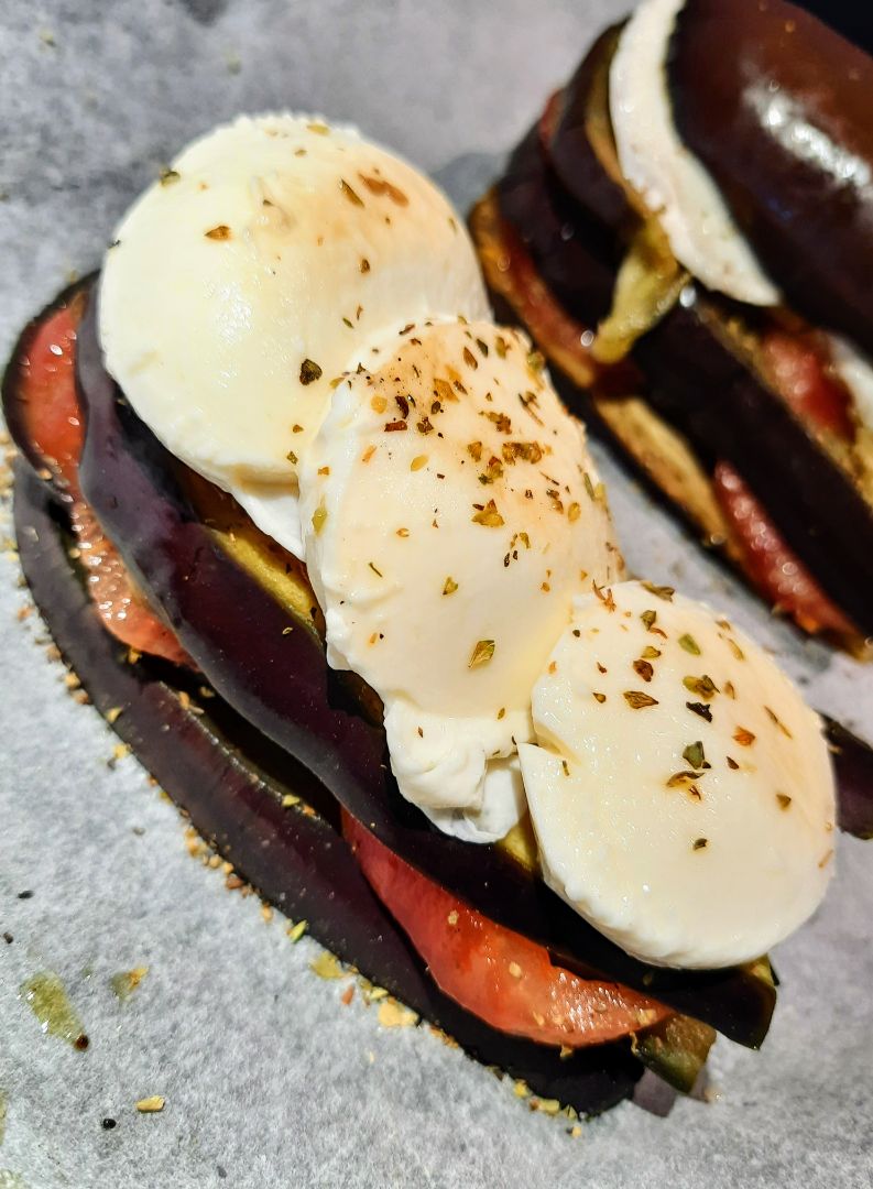 Berenjena con tomate natural  y mozzarella