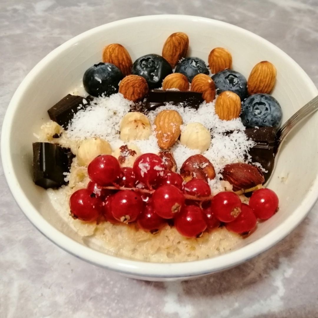 Porridge de avena con frutos rojos, frutos secos y chocolate Porridge de avena con frutos rojos, frutos secos y chocolate
