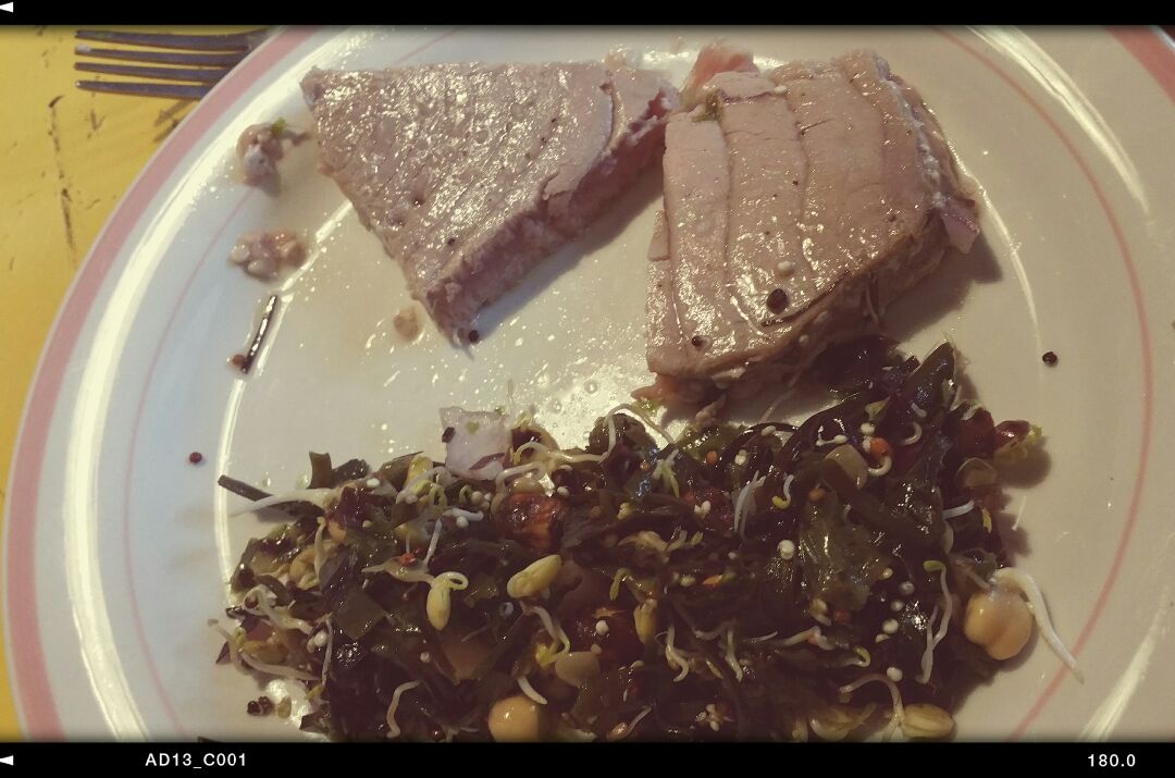 Al borde del mar! Atún con ensalada de algas Al borde del mar! Atún con ensalada de algas