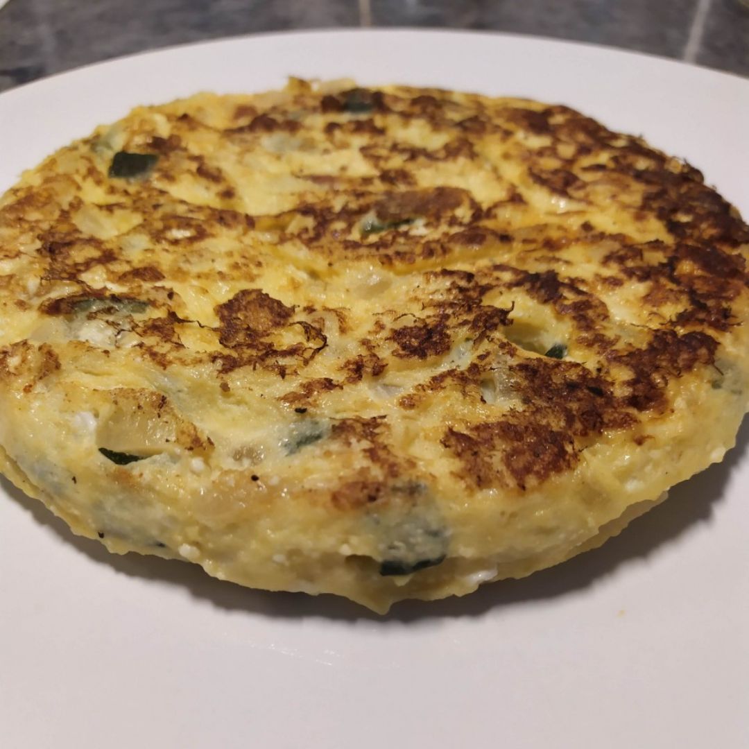 Tortilla de calabacín, cebolla y requesón Tortilla de calabacín, cebolla y requesón