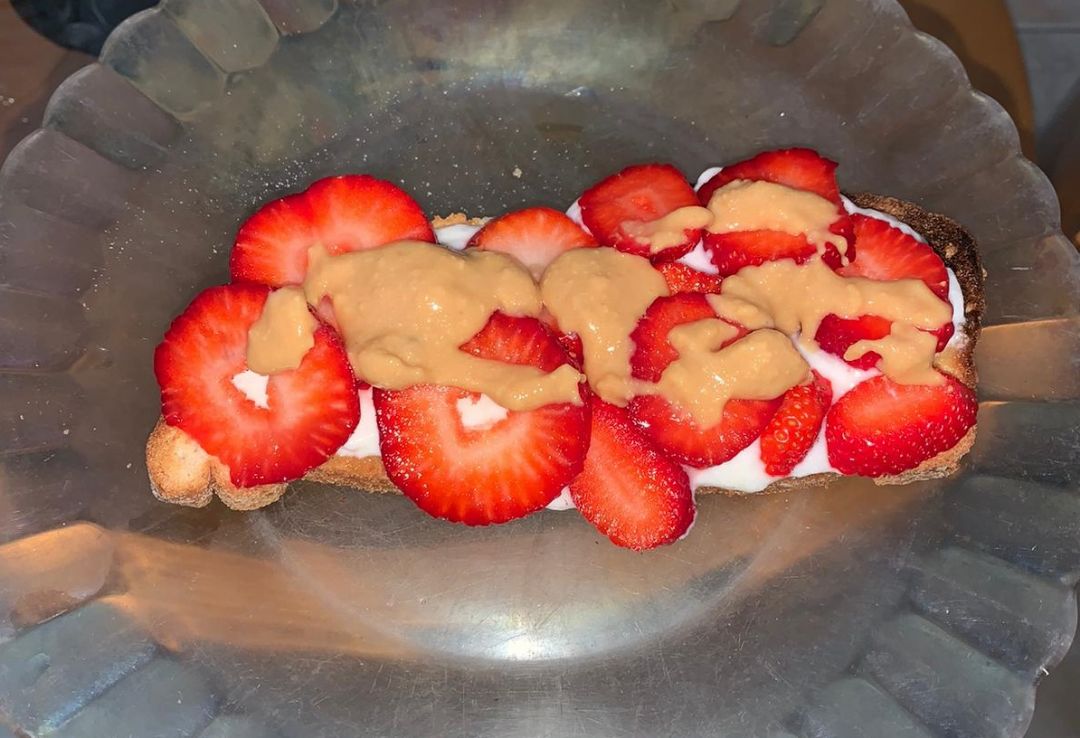 Tostada con yogur, fresas y crema de cacahuete Tostada con yogur, fresas y crema de cacahuete