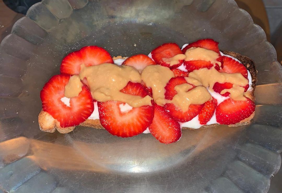 Tostada con yogur, fresas y crema de cacahuete 