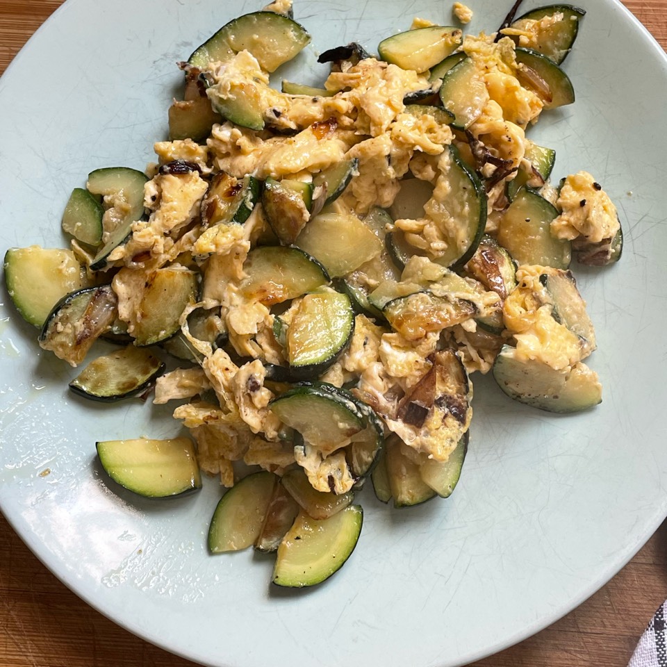 Huevos revueltos con calabacín y cebolla 