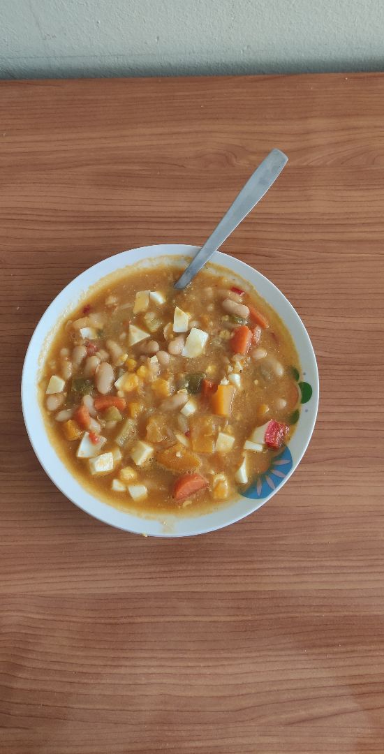 Alubias blancas con calabaza, patata, huevo cocido y verduritas sueltas Alubias blancas con calabaza, patata, huevo cocido y verduritas sueltas