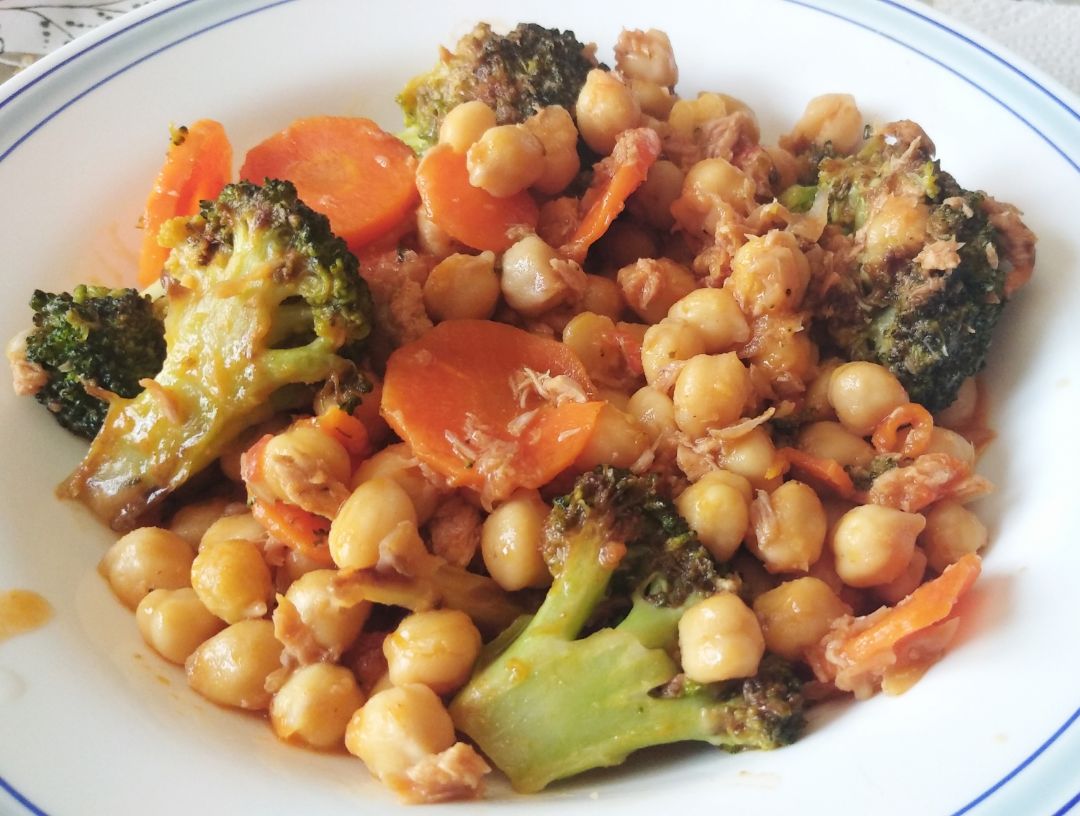 Garbanzos con brocoli y zanahoria Garbanzos con brocoli y zanahoria