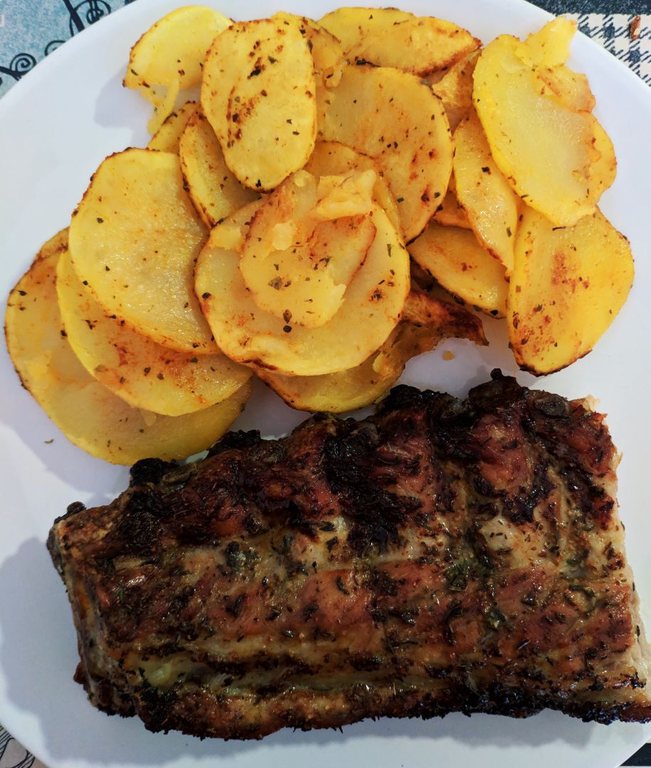 Costilleja adobada con patatas asadas