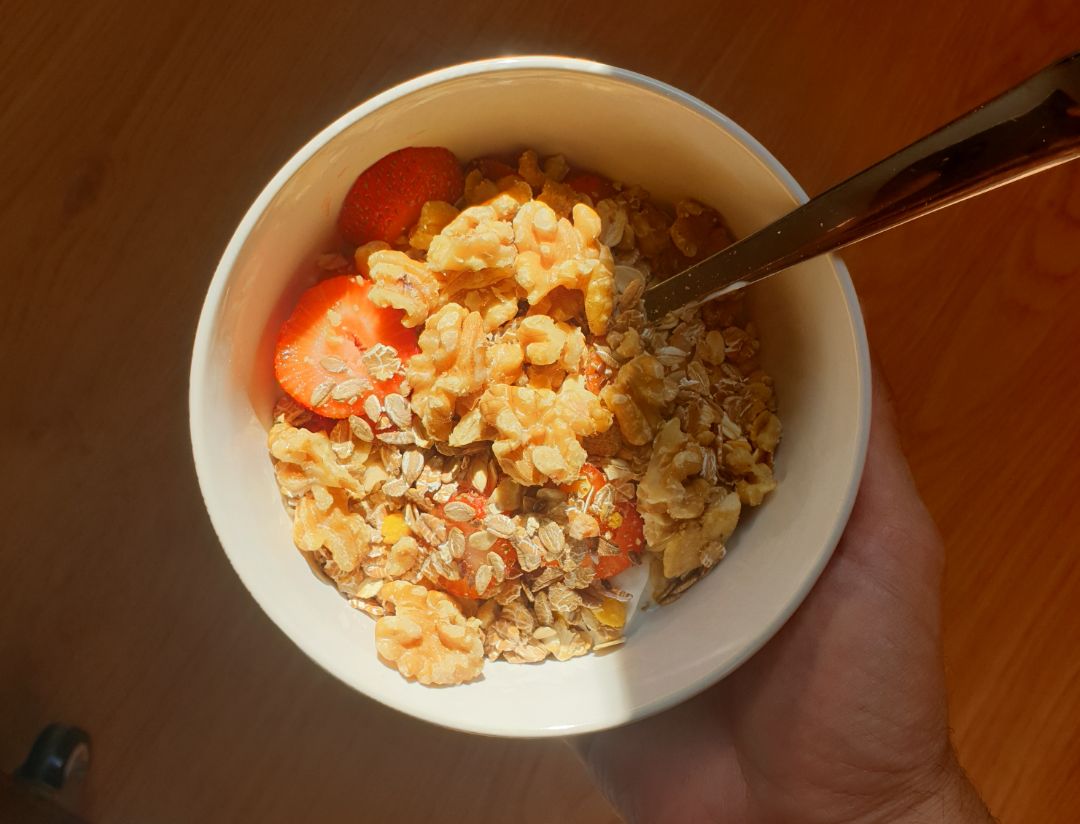 Bowl de yogurt con frutas y frutos secos. Bowl de yogurt con frutas y frutos secos.
