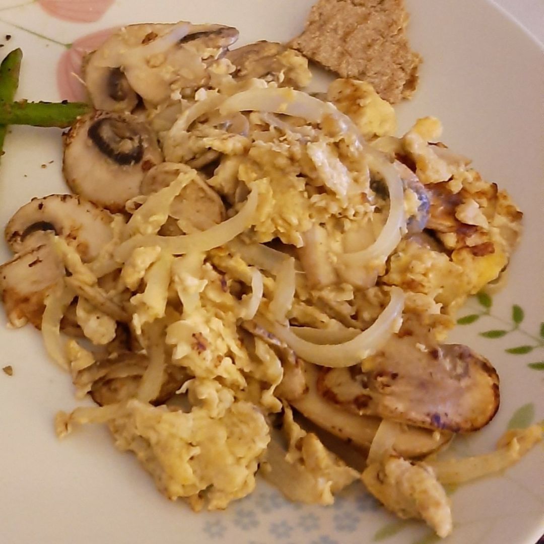 Revuelto de champiñones y huevo Revuelto de champiñones y huevo