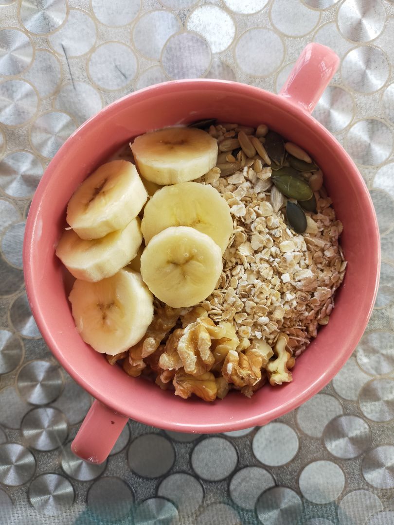 Bol de yogur con avena, plátano y frutos secos