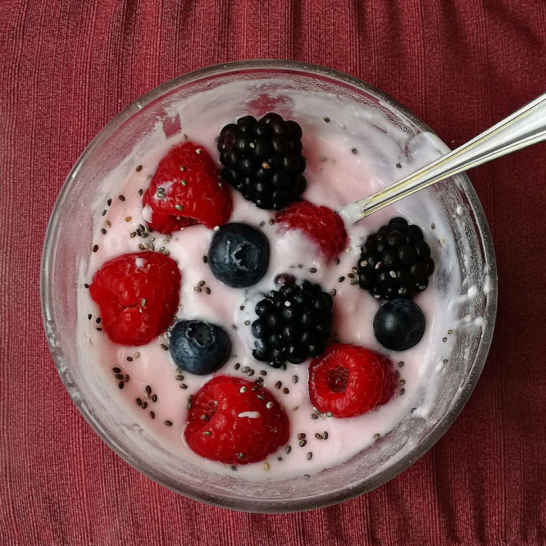 Yogurt de frambuesa natural con semillas de chía y frutas del bosque 🍧 Yogurt de frambuesa natural con semillas de chía y frutas del bosque 🍧