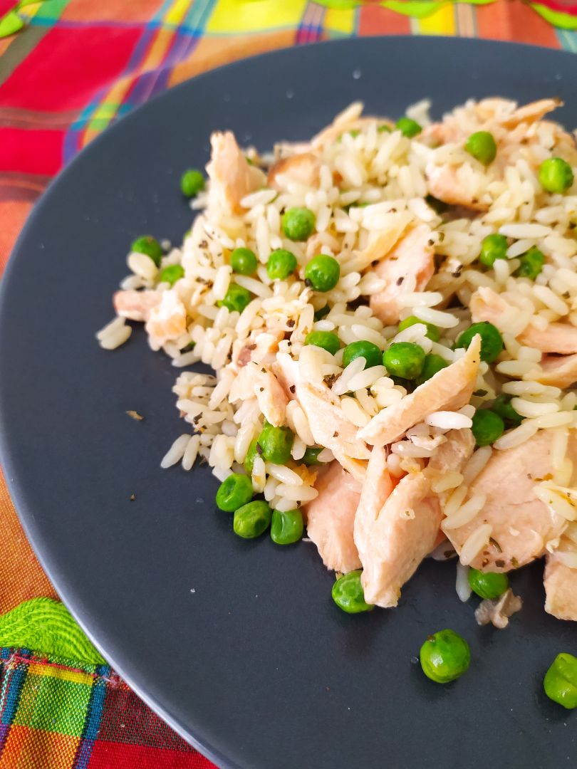 Arroz con salmón, guisantes y lima