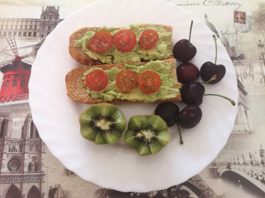 TOSTADAS AGUACATE Y FRUTAS DE TEMPORADA TOSTADAS AGUACATE Y FRUTAS DE TEMPORADA