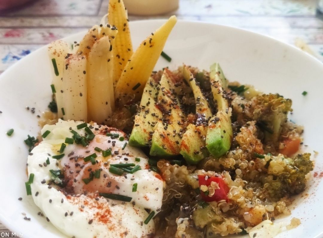 Salteado de quinoa con huevo poche Salteado de quinoa con huevo poche