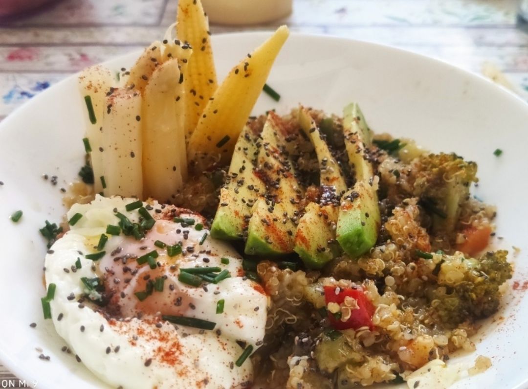 Salteado de quinoa con huevo poche