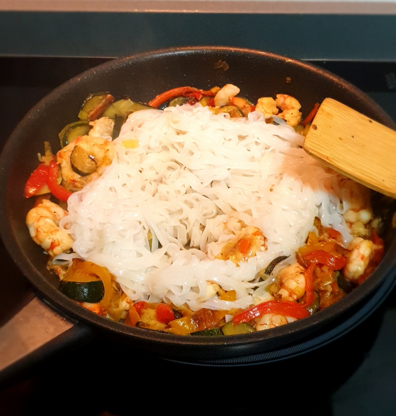 Noodles de arroz salteados con verduras, gambones y salsa de sojaStep 0