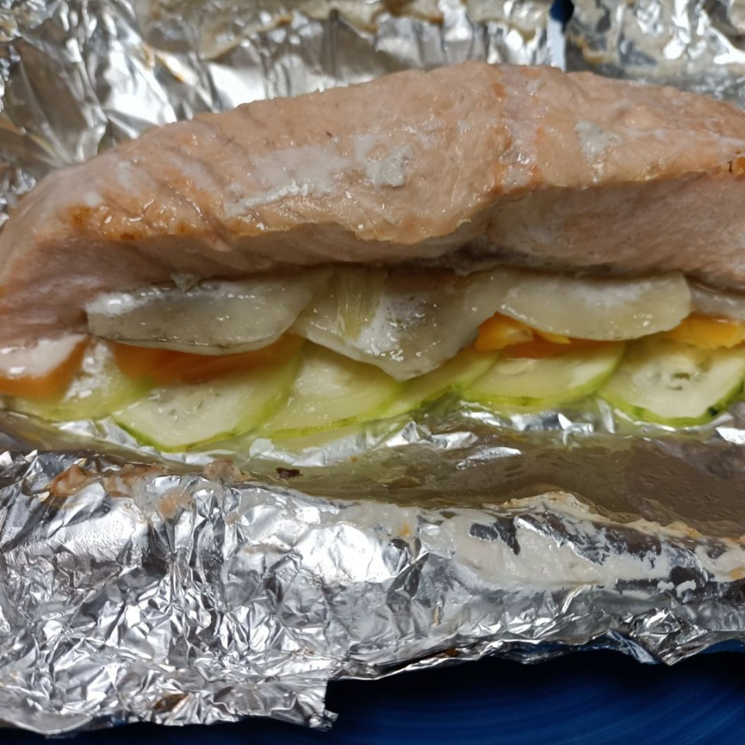 SALMÓN EN PAPILLOTE CON VERDURAS SALMÓN EN PAPILLOTE CON VERDURAS