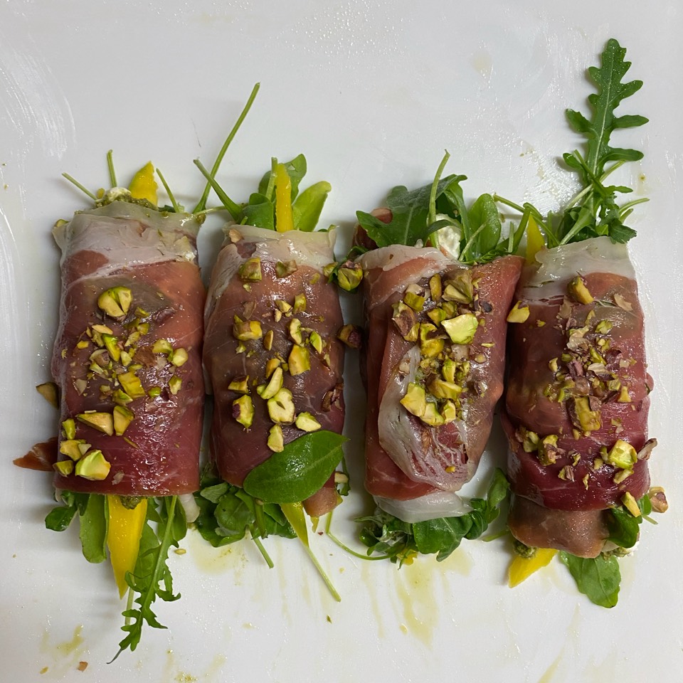 Rollitosde Jamon serrano con mango queso cottage , pesto y rucula Rollitosde Jamon serrano con mango queso cottage , pesto y rucula