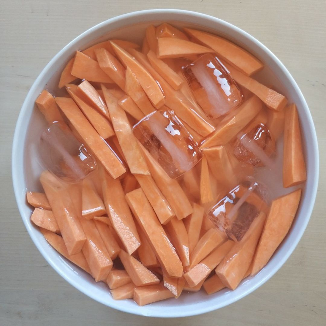 Batata dulce (versión de patatas fritas sana) Paso 1