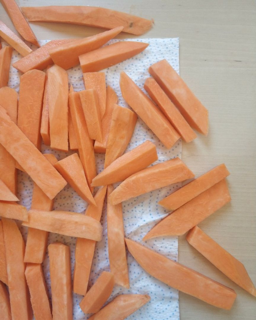 Batata dulce (versión de patatas fritas sana) Paso 2