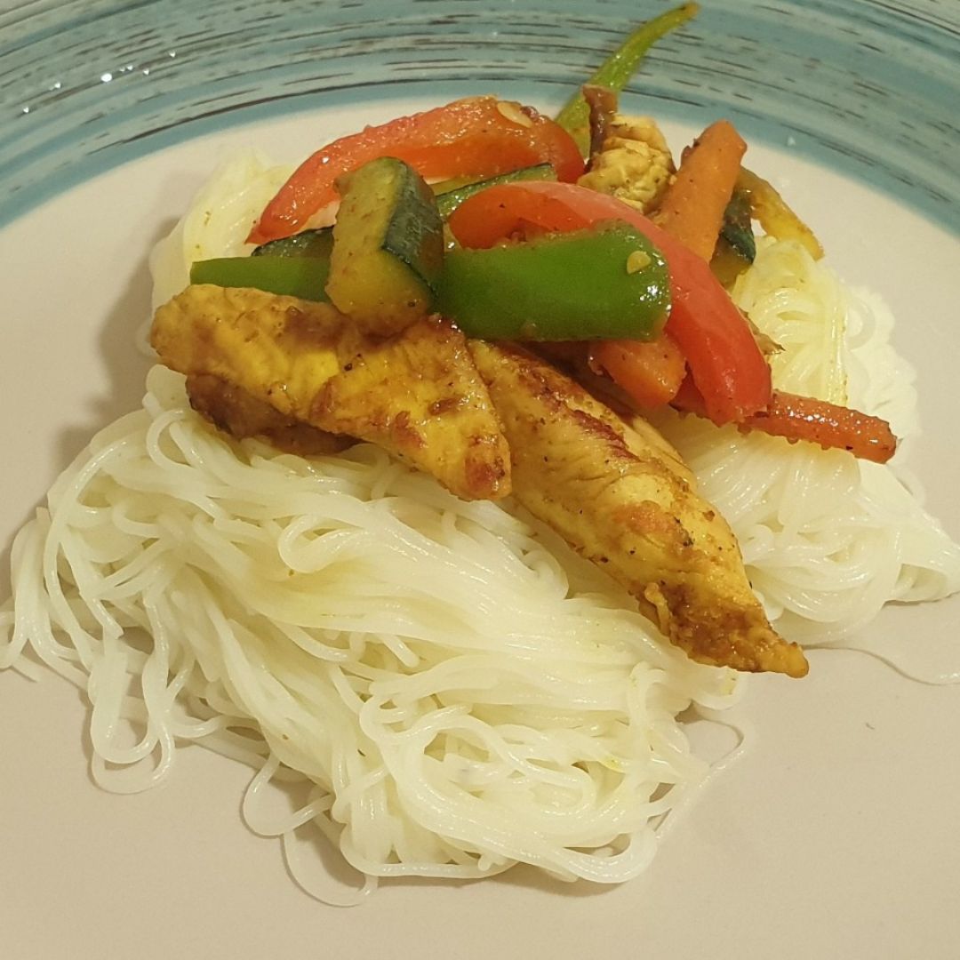 Fideos de arroz y verduras con pollo con cúrcuma y curry 