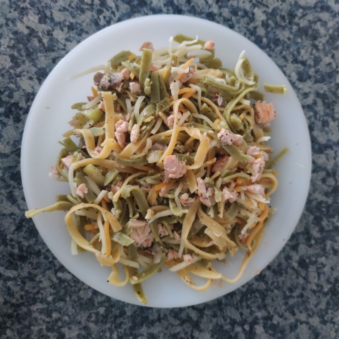 Tallarines con salmón y calabacín. Tallarines con salmón y calabacín.