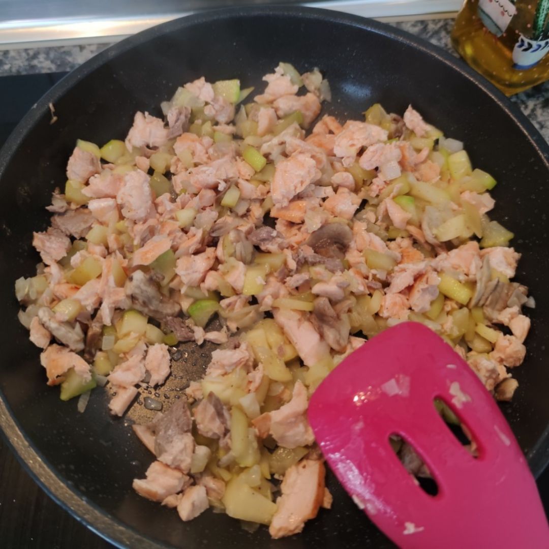 Tallarines con salmón y calabacín. Paso 2 Tallarines con salmón y calabacín. Paso 2