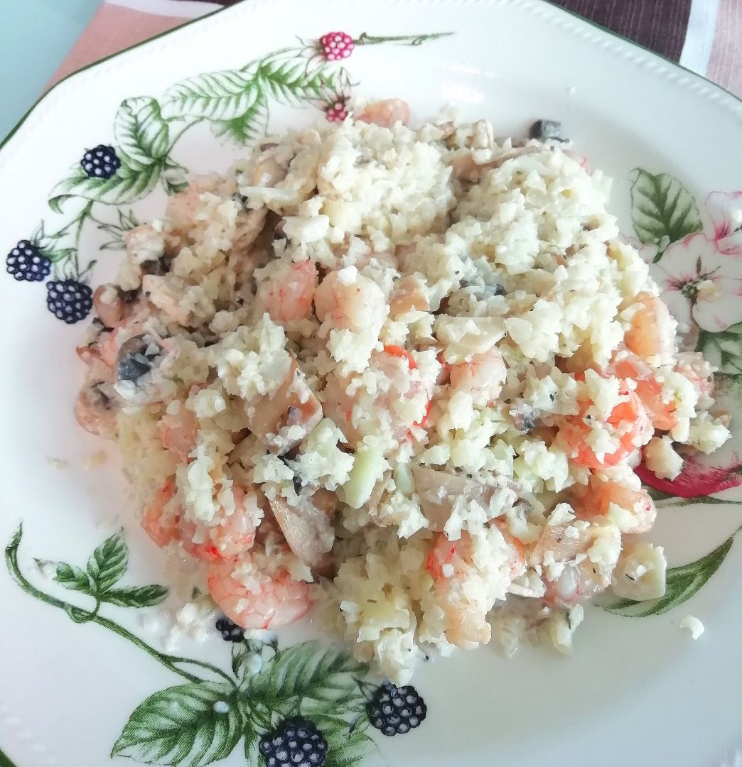 Arroz de coliflor con gambas, champiñones y nata. Arroz de coliflor con gambas, champiñones y nata.