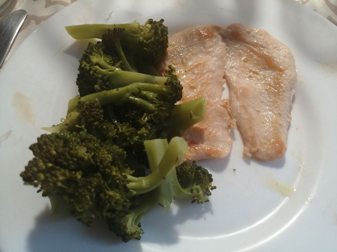 Brócoli al vapor y pollo a la plancha Brócoli al vapor y pollo a la plancha