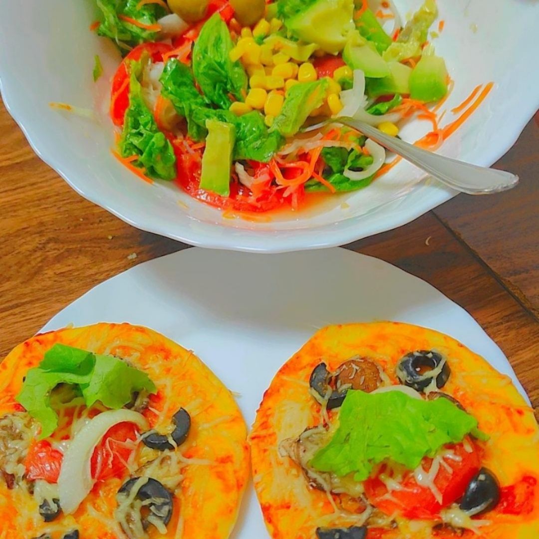 Ensalada completa con mini pizzas Ensalada completa con mini pizzas