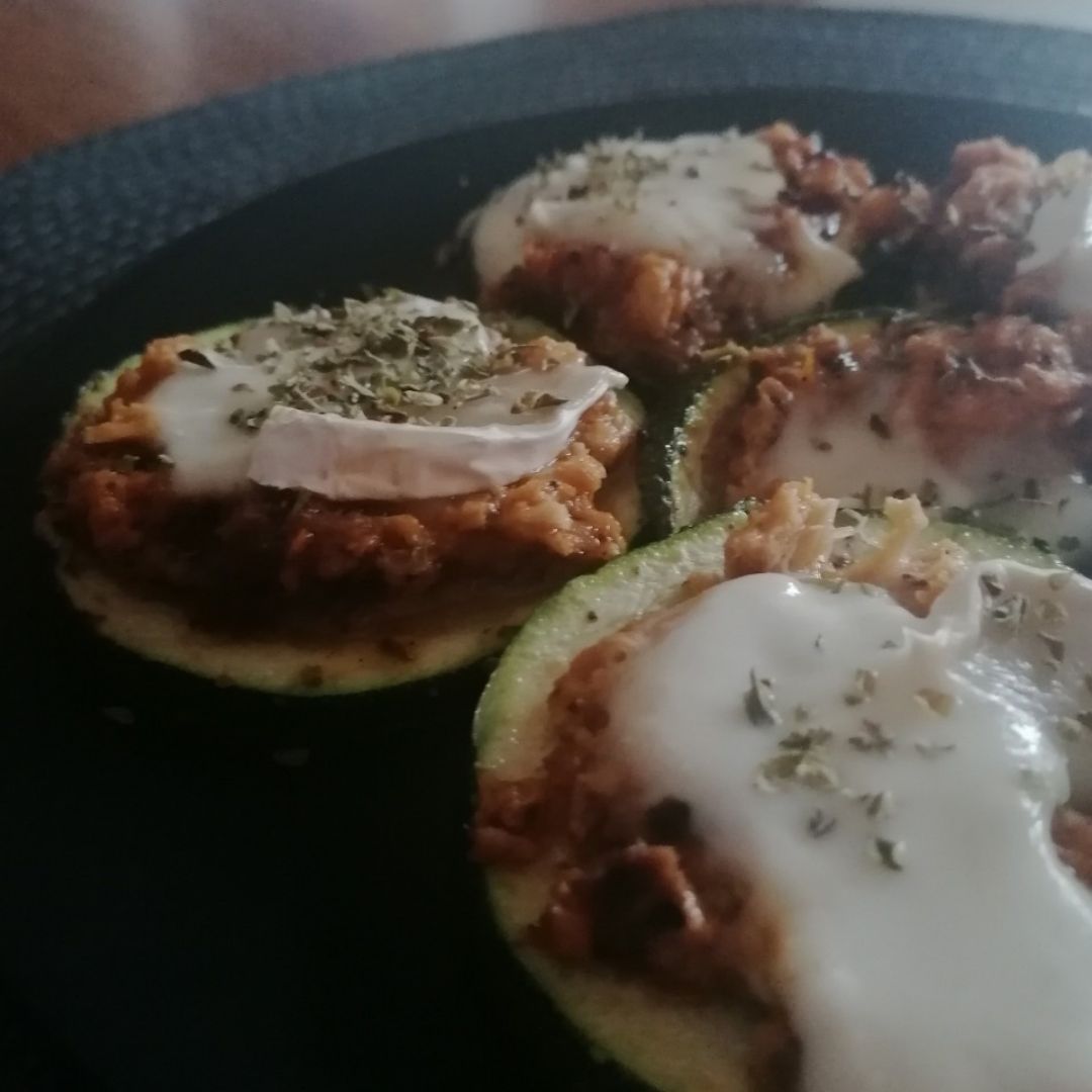 Minipizzas calabacín con atún