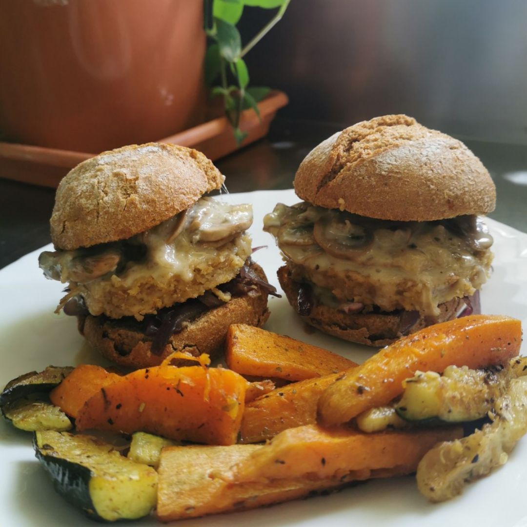 Burger con salsa de champiñones y gorgonzola Burger con salsa de champiñones y gorgonzola