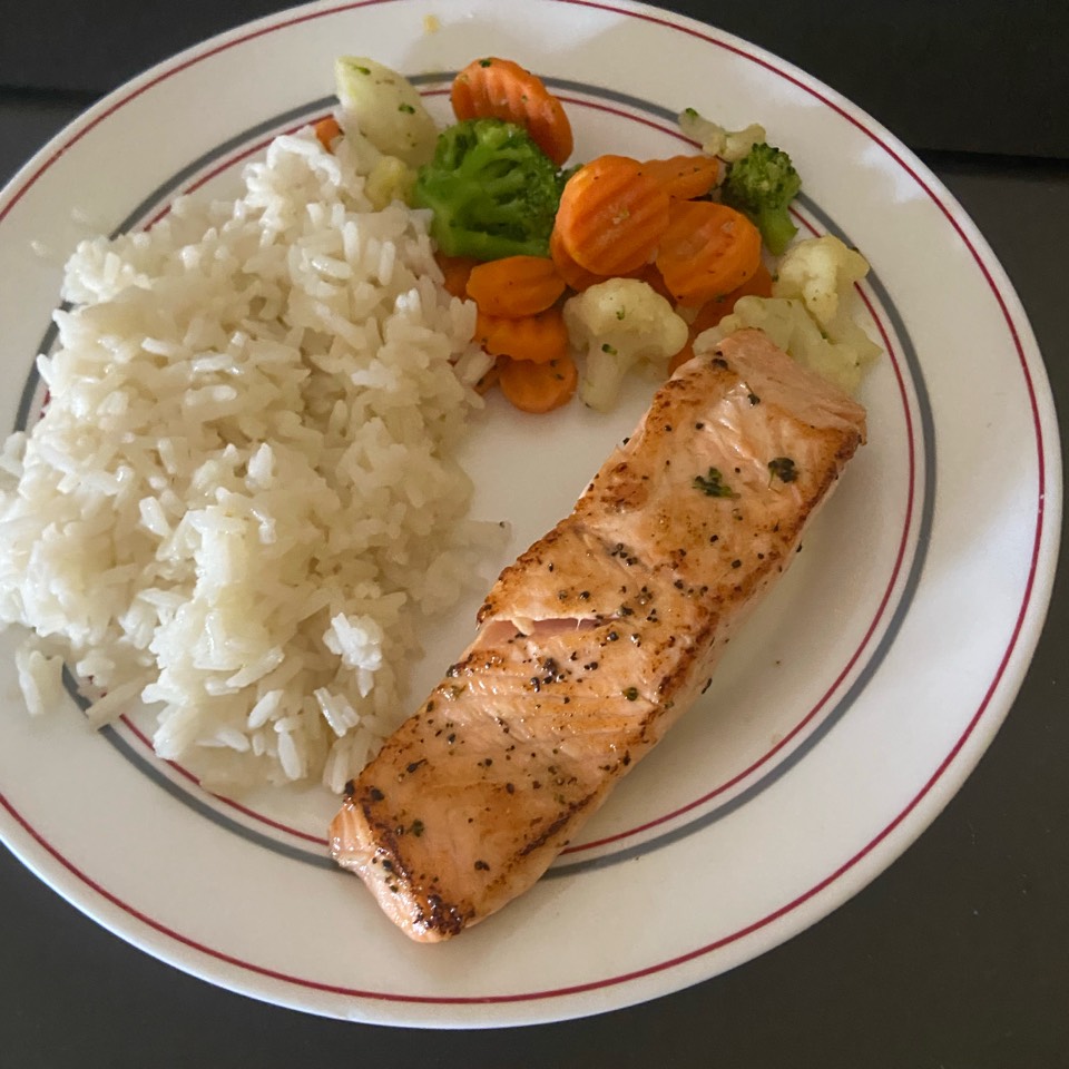 arroz con mix de verduras y salmón arroz con mix de verduras y salmón