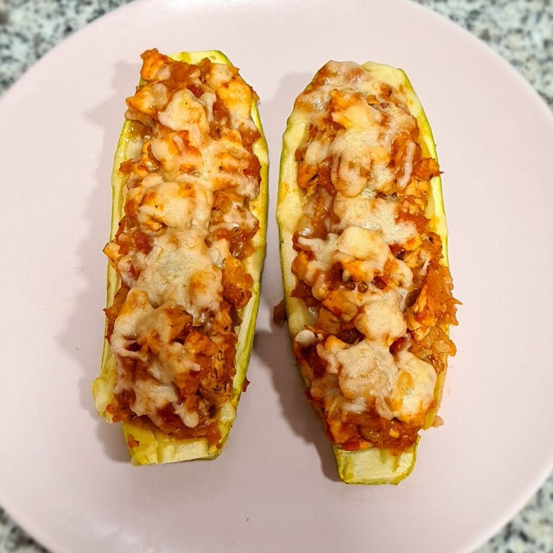 Calabacin relleno de pollo y verduras.