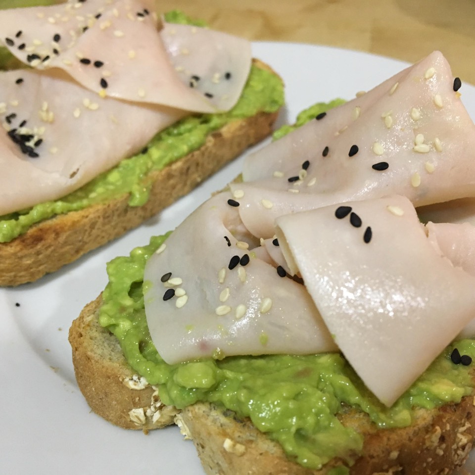 Pan de sarraceno con aguacate y pavo