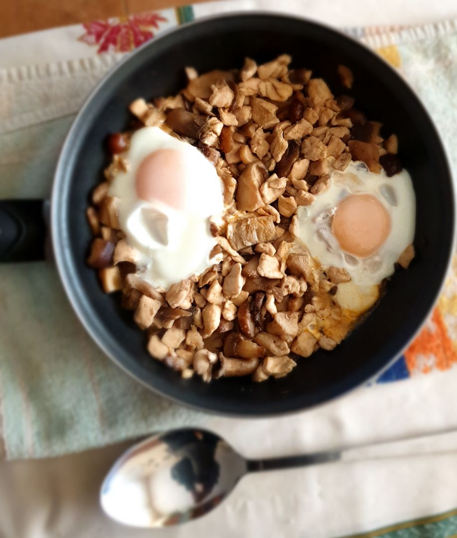 Revuelto de setas con huevo y pollo