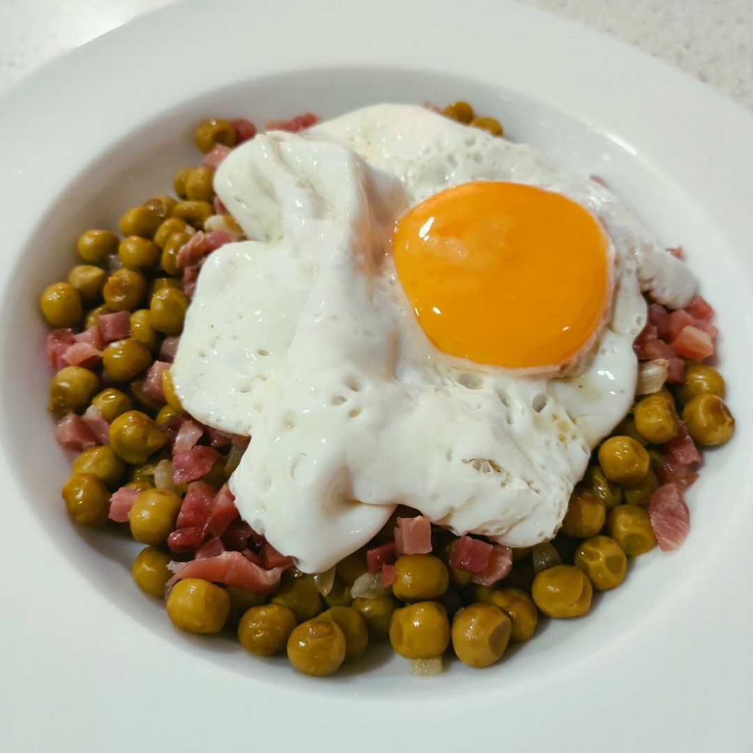 Revuelto de guisantes con huevo y jamón Revuelto de guisantes con huevo y jamón